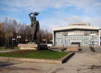 Памятник И.А. Куратову, основоположнику коми литературы
